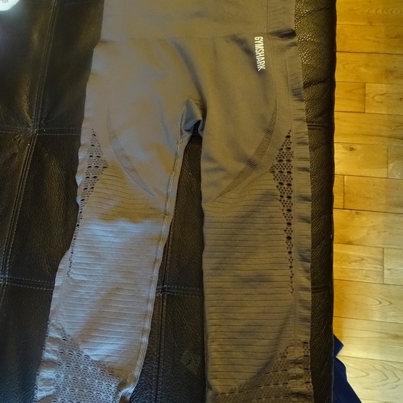 GYMSHARK CROPPED LEGGINGS - Picture 3 of 3